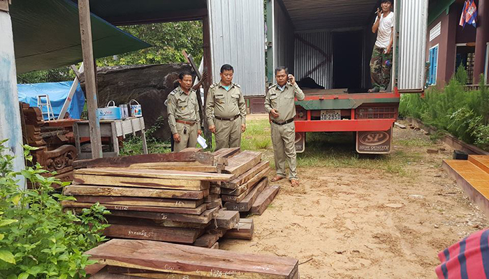 រថយន្ត​ដឹកឈើ​ក្រញូង​ ឈើ​ក្រញូង និង​ លោក​មេព្រៃ